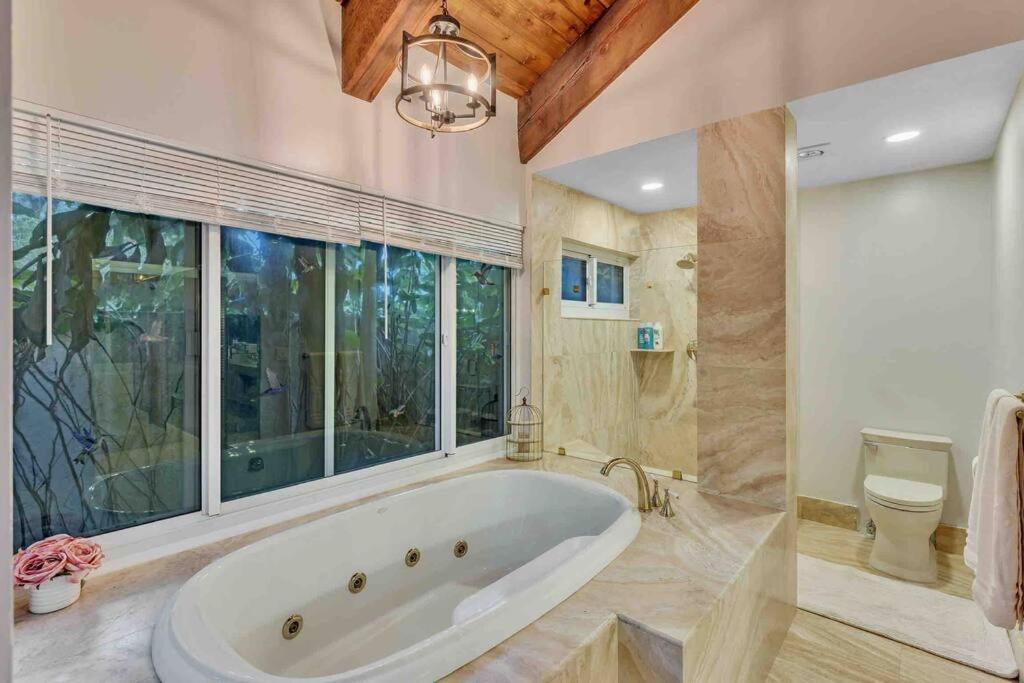Rare Hidden Getaway Heated Pool 1.5 Acres! Sleeps 16 * Fort Lauderdale