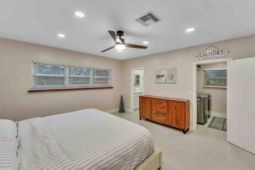 Rare Hidden Getaway Heated Pool 1.5 Acres! Sleeps 16 Fort Lauderdale