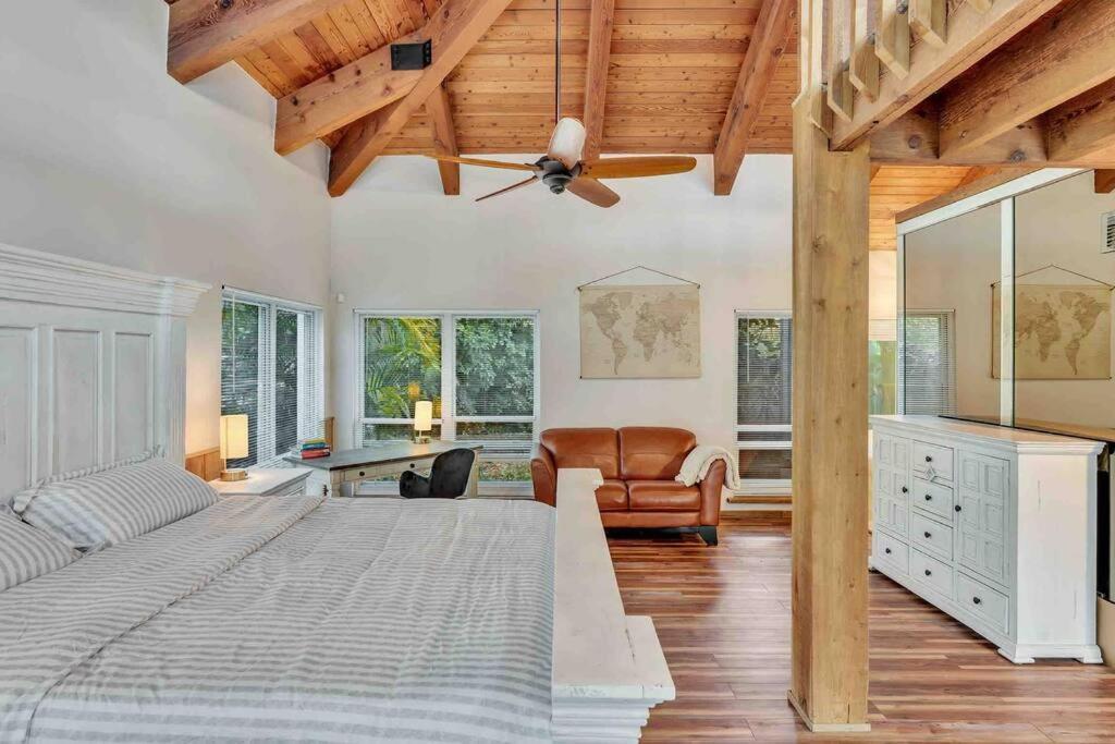 Villa Rare Hidden Getaway Heated Pool 1.5 Acres! Sleeps 16 Fort Lauderdale