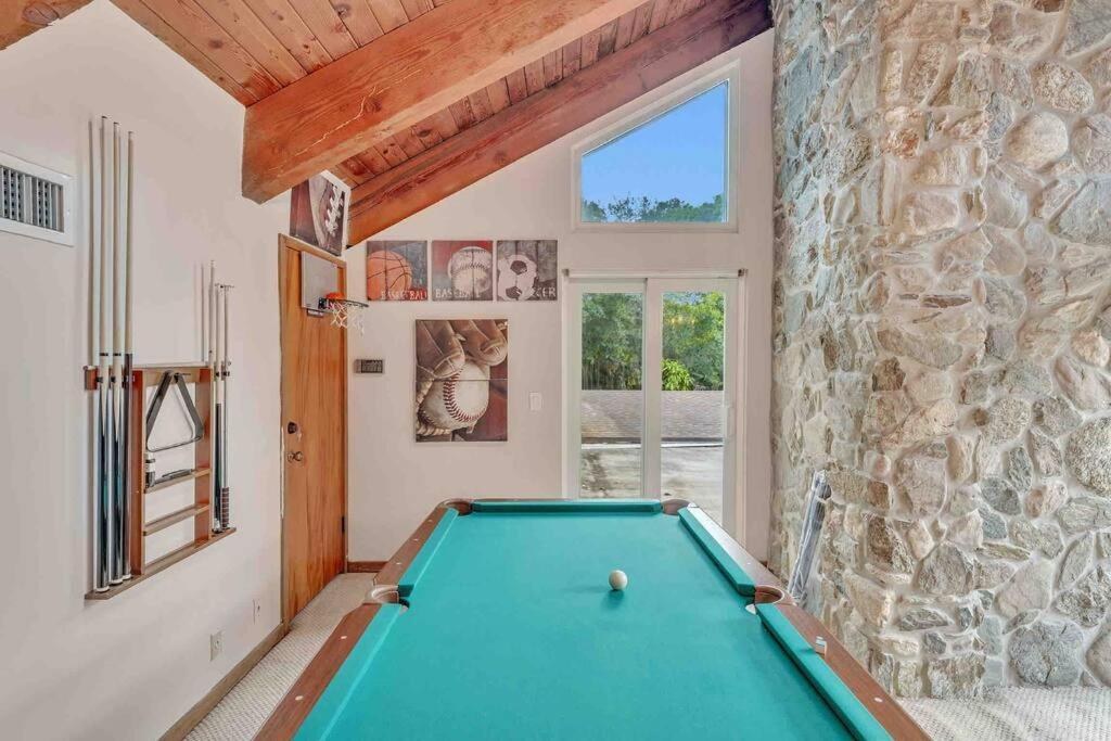 Rare Hidden Getaway Heated Pool 1.5 Acres! Sleeps 16 Villa Fort Lauderdale
