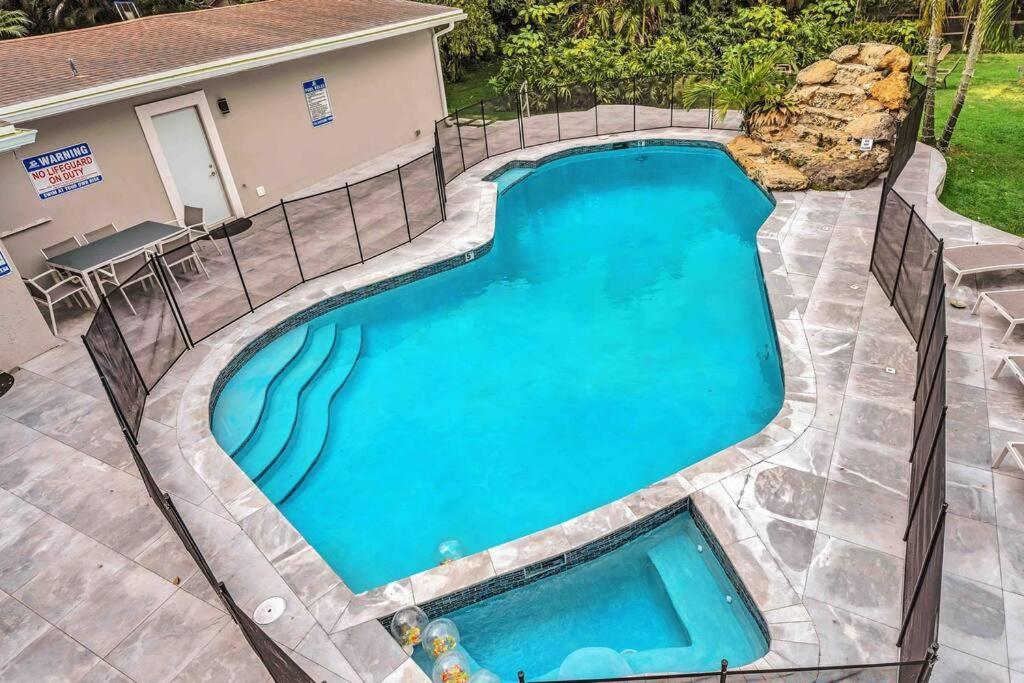 Rare Hidden Getaway Heated Pool 1.5 Acres! Sleeps 16