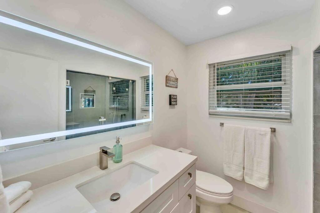 Villa Rare Hidden Getaway Heated Pool 1.5 Acres! Sleeps 16 Fort Lauderdale