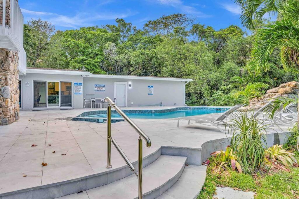 Rare Hidden Getaway Heated Pool 1.5 Acres! Sleeps 16 * Fort Lauderdale