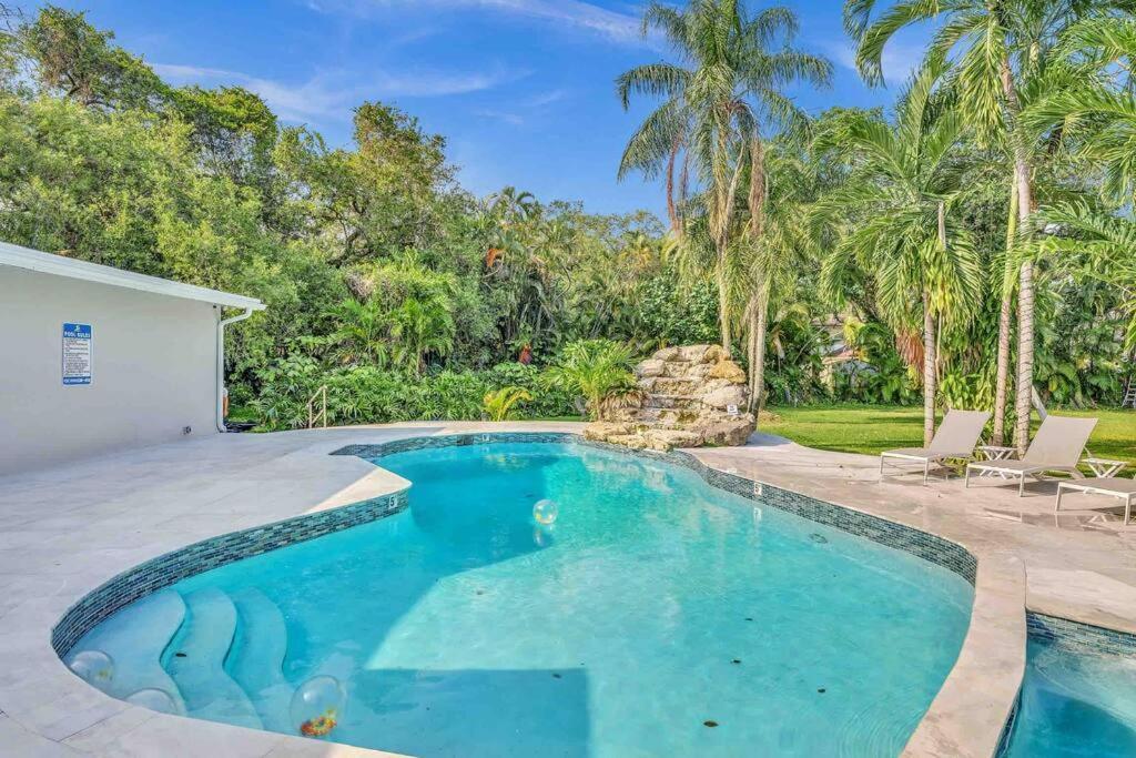 Rare Hidden Getaway Heated Pool 1.5 Acres! Sleeps 16 *