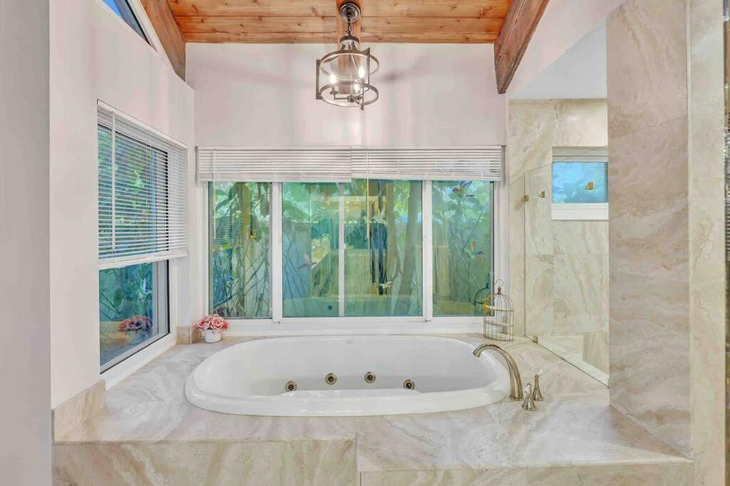 Rare Hidden Getaway Heated Pool 1.5 Acres! Sleeps 16 * Fort Lauderdale