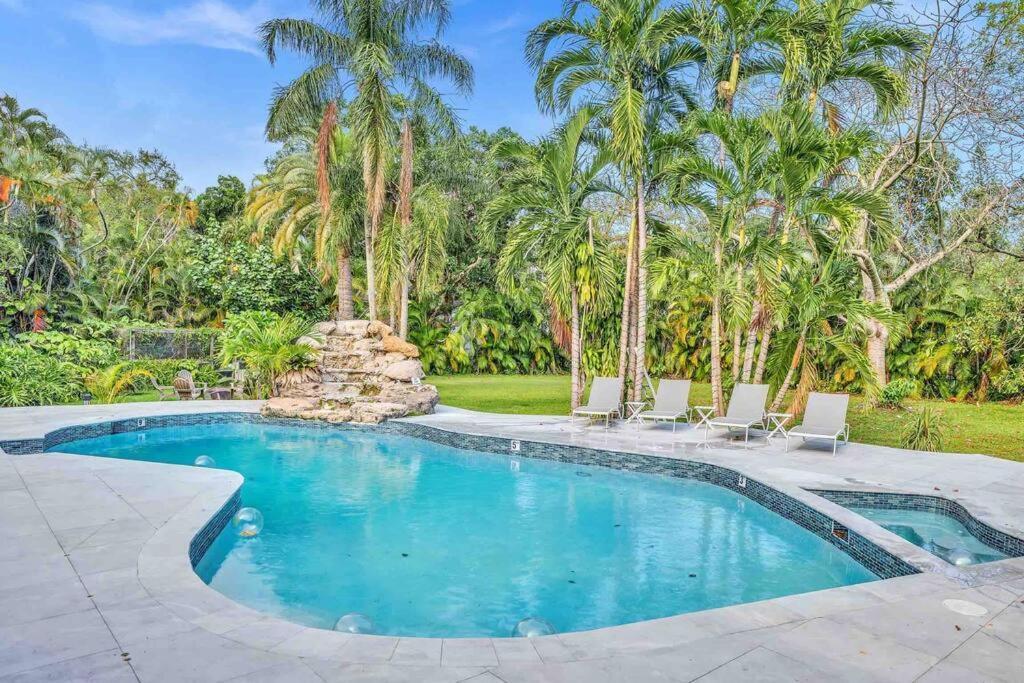 Rare Hidden Getaway Heated Pool 1.5 Acres! Sleeps 16 Villa