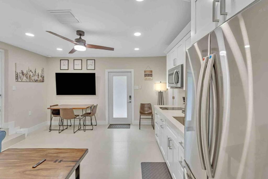 Rare Hidden Getaway Heated Pool 1.5 Acres! Sleeps 16 Villa Fort Lauderdale