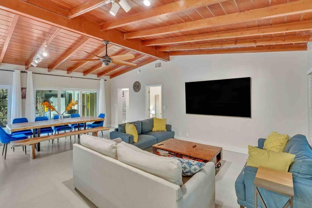 Rare Hidden Getaway Heated Pool 1.5 Acres! Sleeps 16 Fort Lauderdale