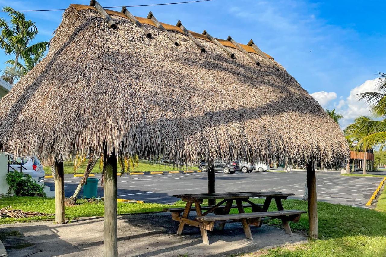 Captain's Table By Adventures Hotel Everglades City