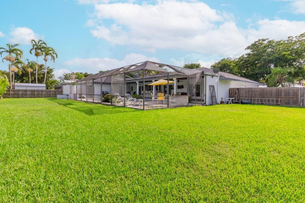 Spacious 3 Bed/2.5bath Miami W/ Pool!