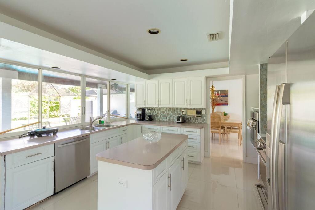 Spacious 3 Bed/2.5bath Miami W/ Pool! *