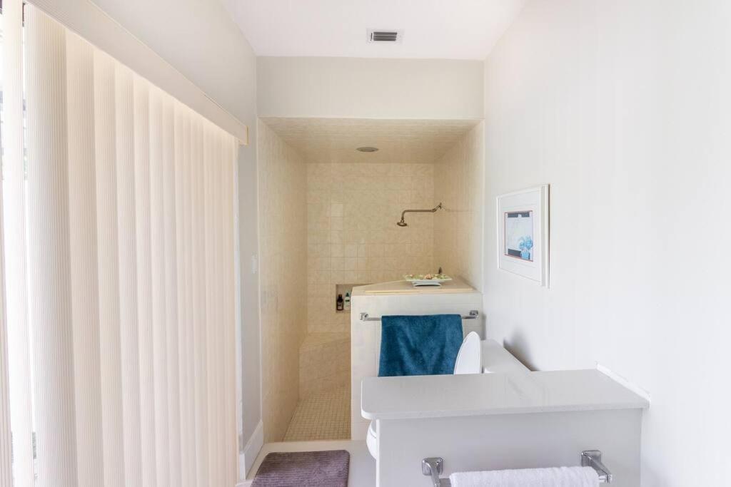 Spacious 3 Bed/2.5bath Miami W/ Pool! *