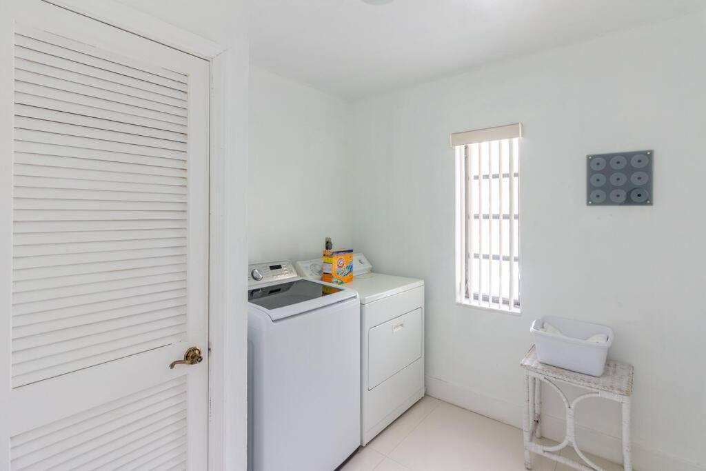 Spacious 3 Bed/2.5bath Miami W/ Pool! *