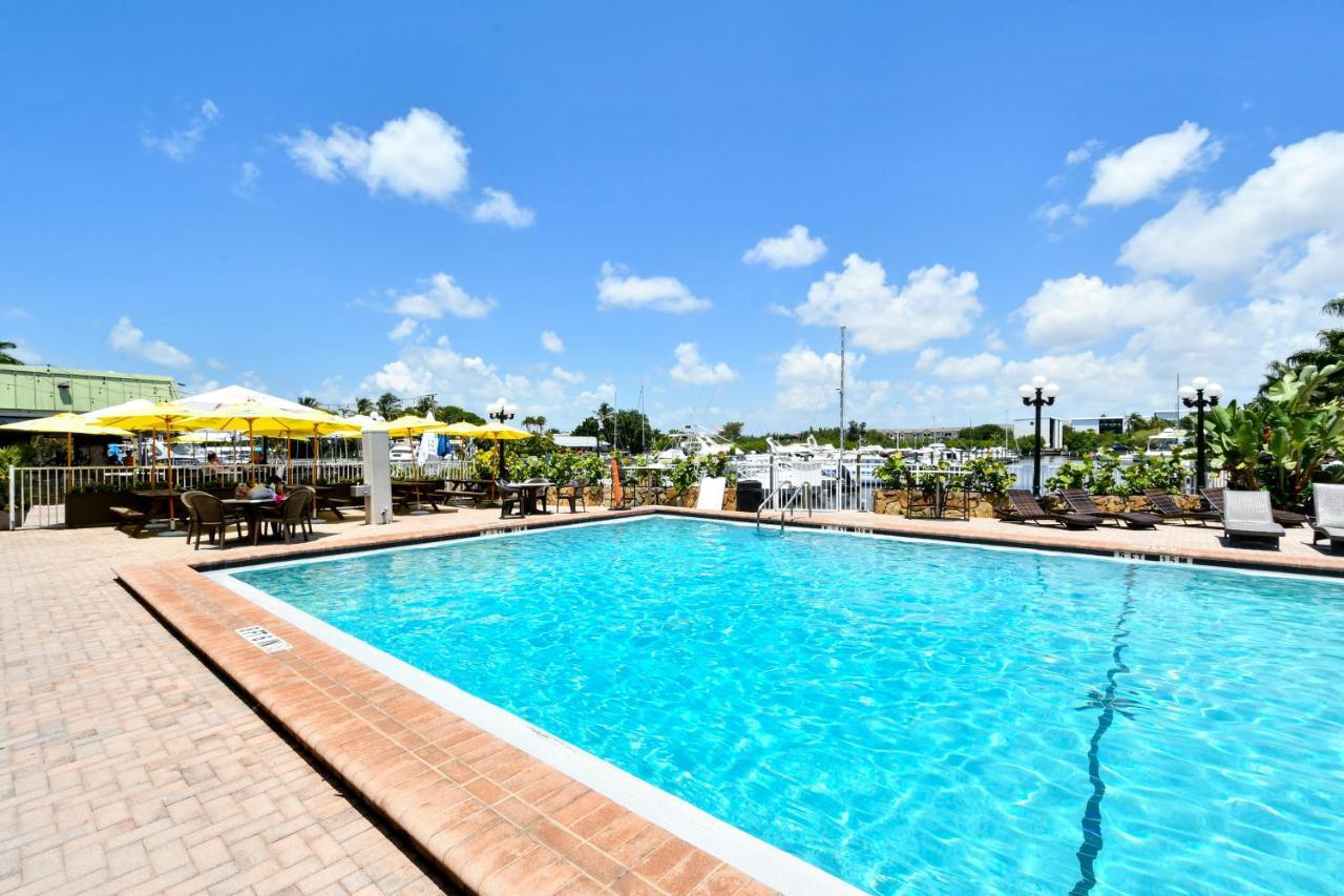 Apartment 127 - Waterfront, Heated Pool, Huge Tv, Tiki Bar & Grill Sarasota