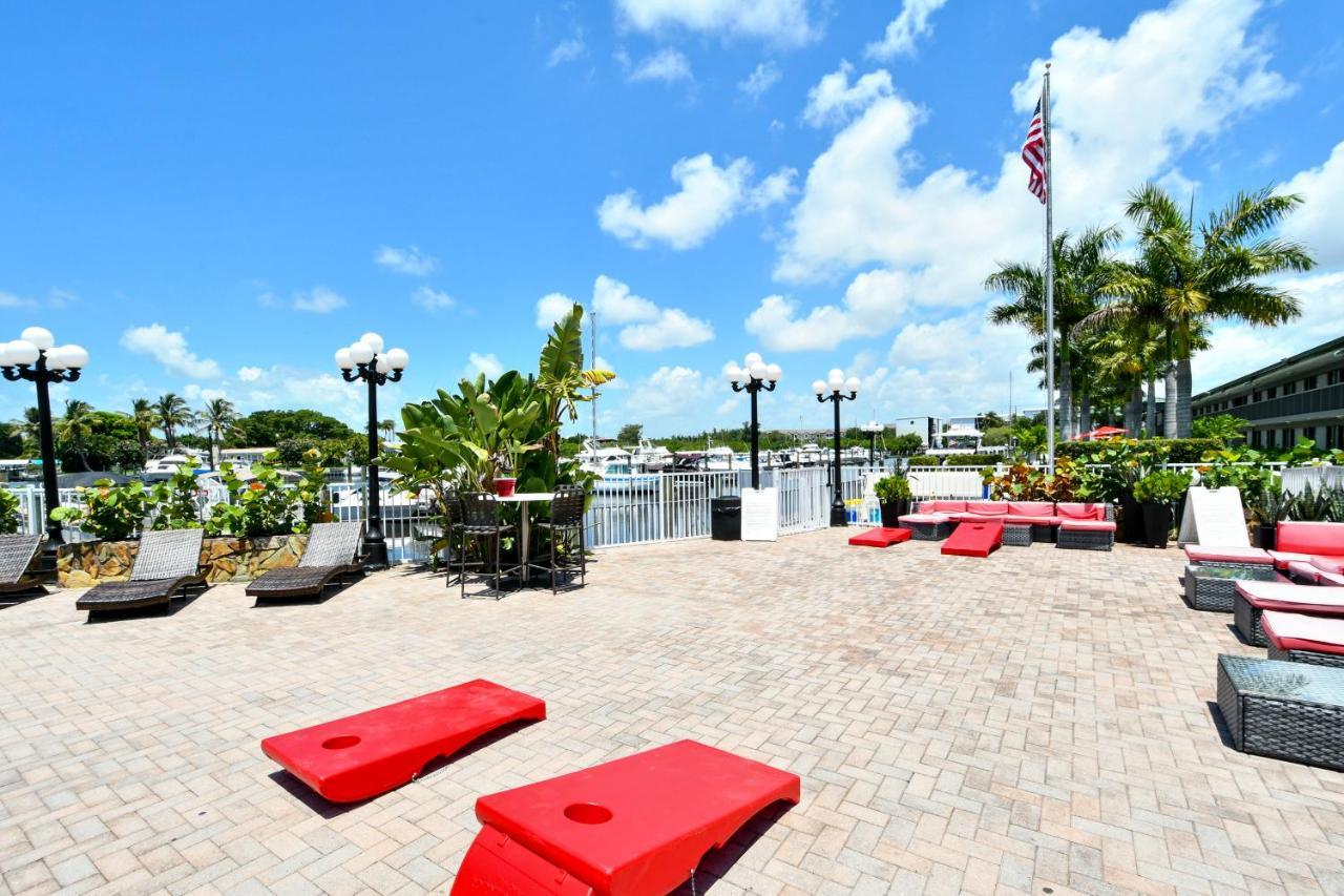 Apartment 127 - Waterfront, Heated Pool, Huge Tv, Tiki Bar & Grill Sarasota