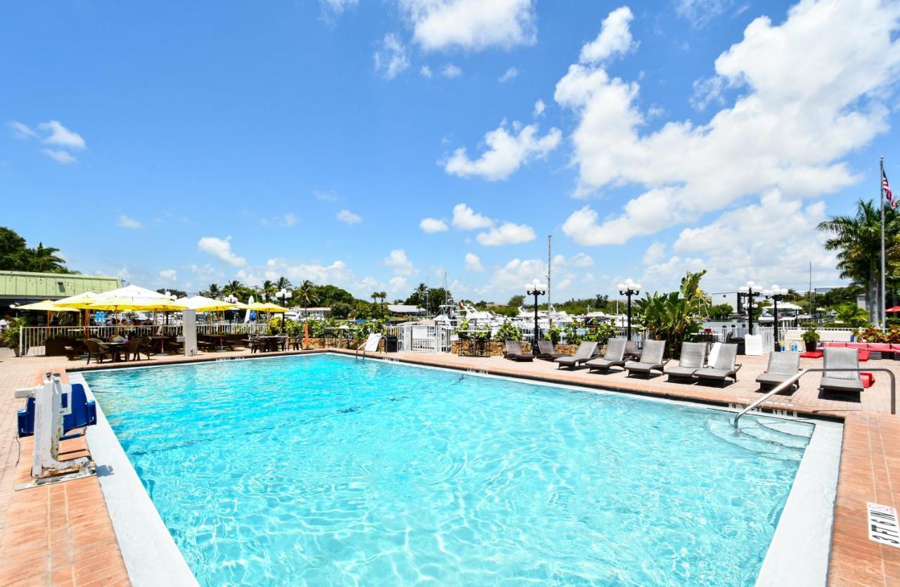 127 - Waterfront, Heated Pool, Huge Tv, Tiki Bar & Grill Apartment