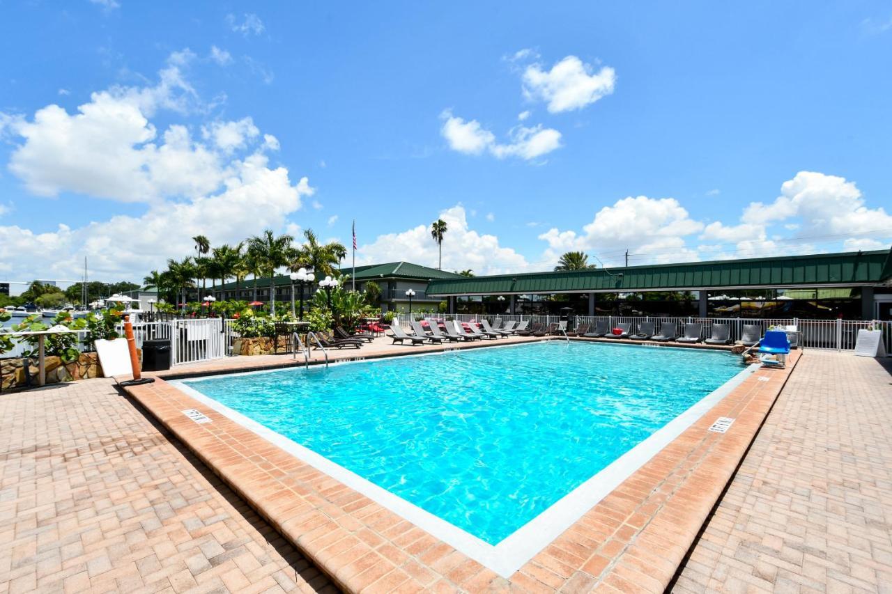 127 - Waterfront, Heated Pool, Huge Tv, Tiki Bar & Grill Apartment Sarasota