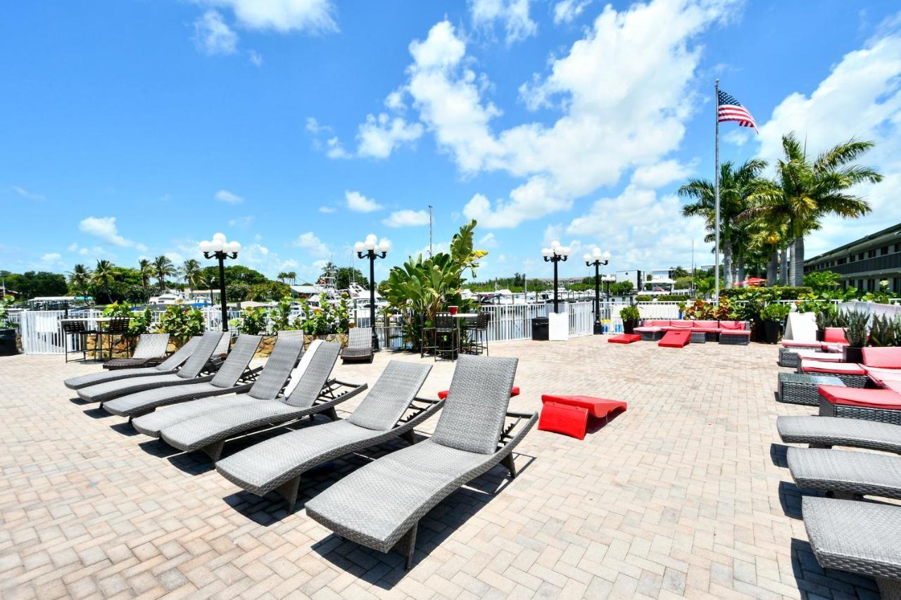 Apartment 127 - Waterfront, Heated Pool, Huge Tv, Tiki Bar & Grill Sarasota