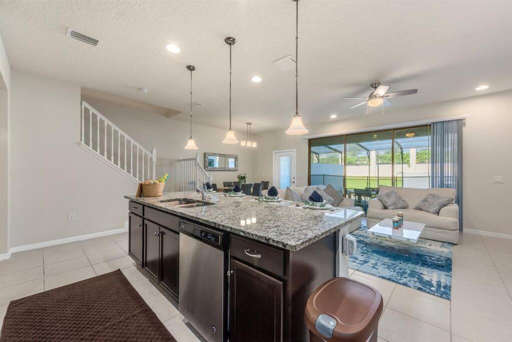 Amazing 5 Bedrooms With Pool/bbq Near *