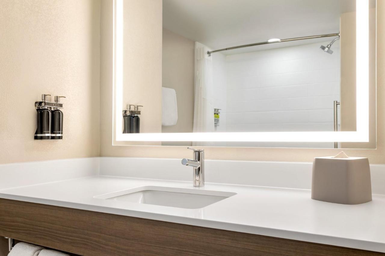 Express & Pierce West By Ihg Hotel 3*