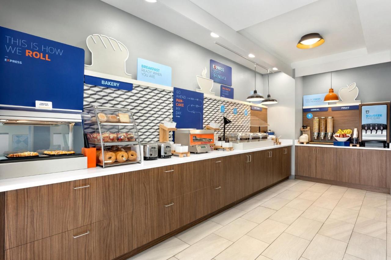 Express & Pierce West By Ihg