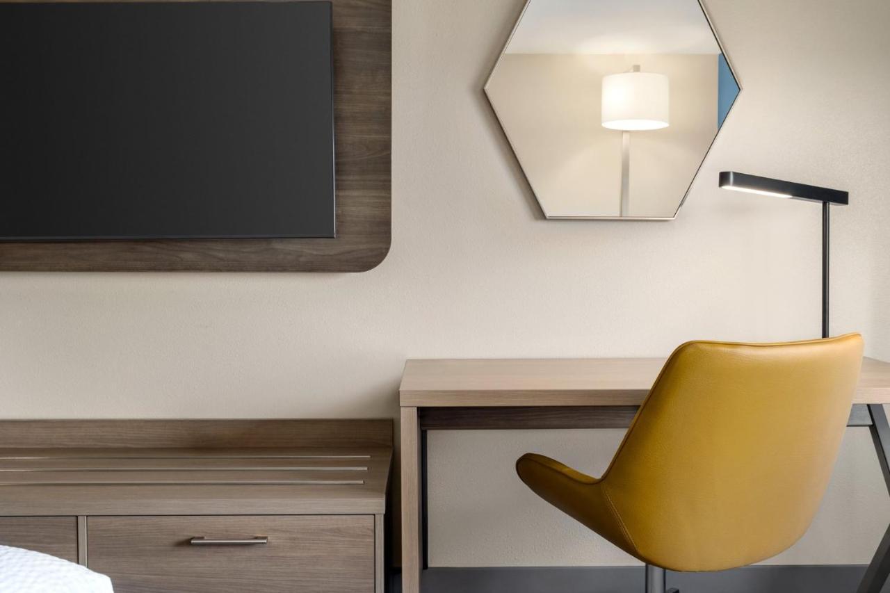 Hotel Express & Pierce West By Ihg 3*