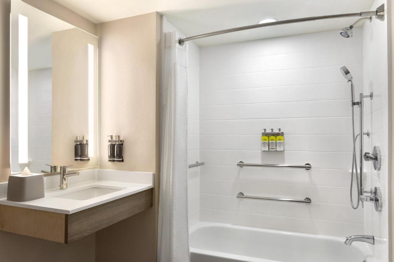 Express & Pierce West By Ihg Hotel 3*