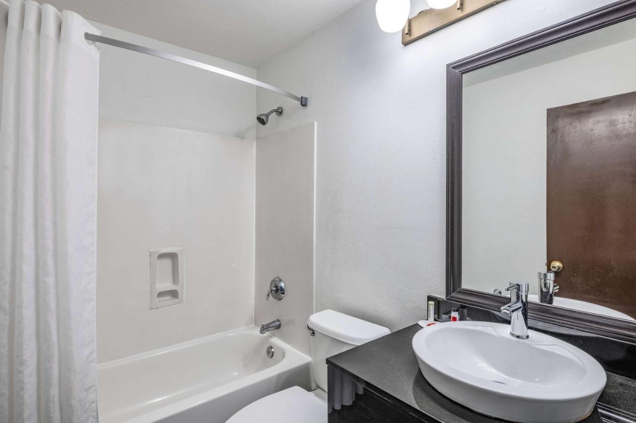 Super 8 By Wyndham Pensacola