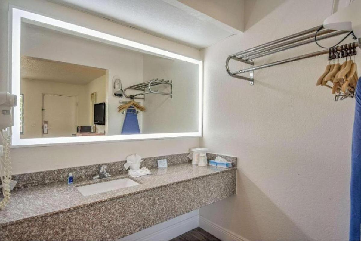 Rodeway North Inn 2*