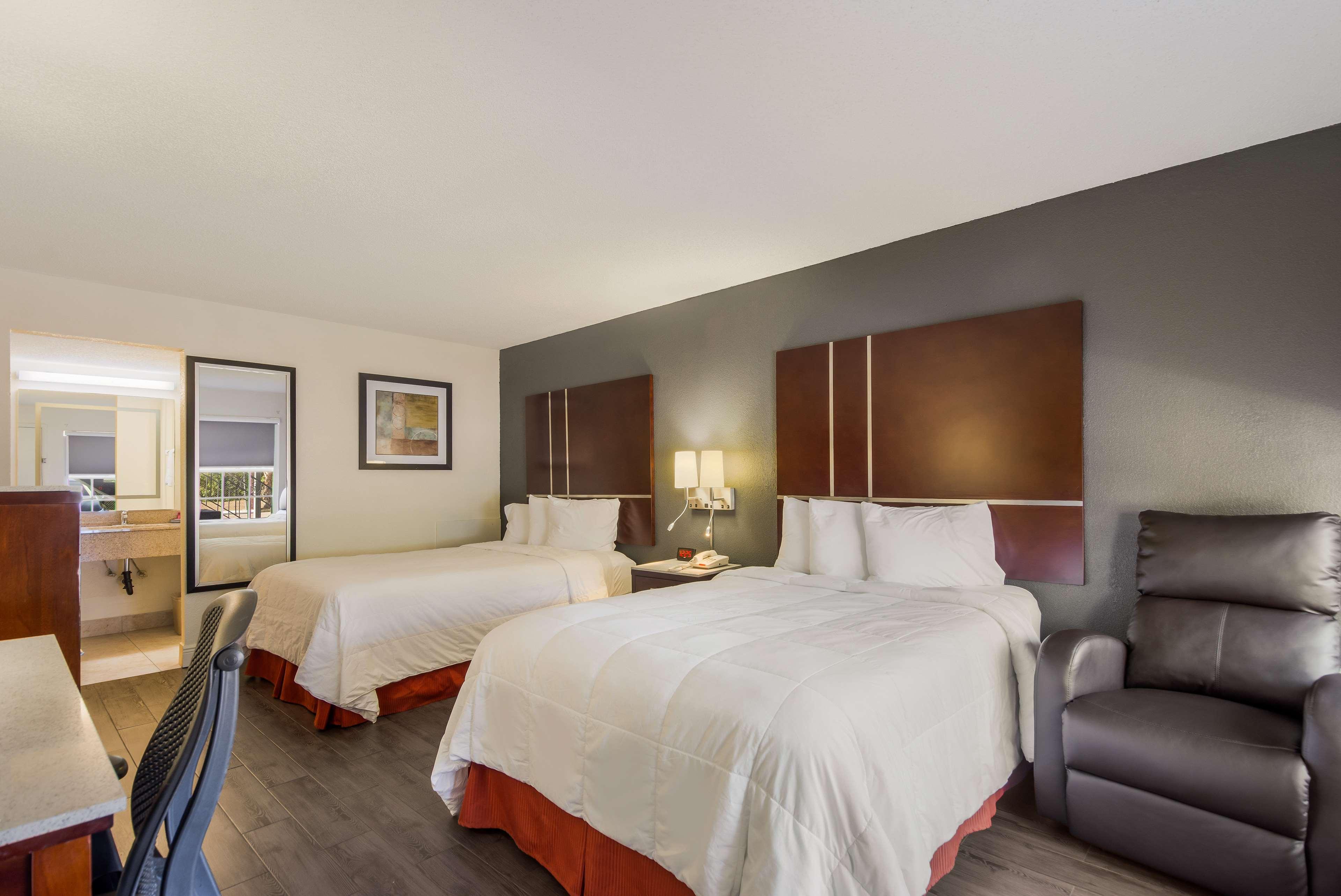Hotel Surestay By Western Lido 2*
