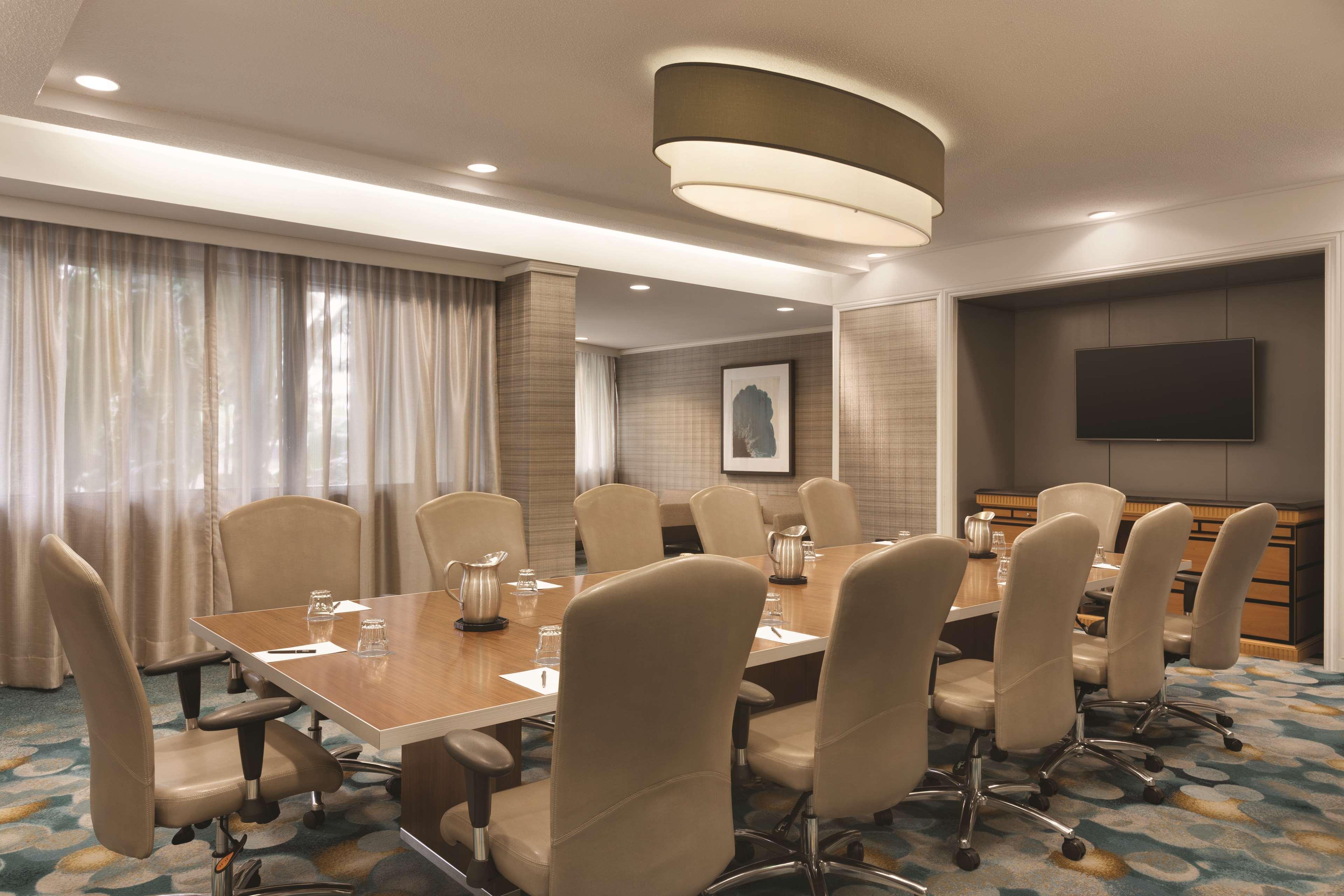 Hilton Miami Airport Blue Lagoon Hotel 4*