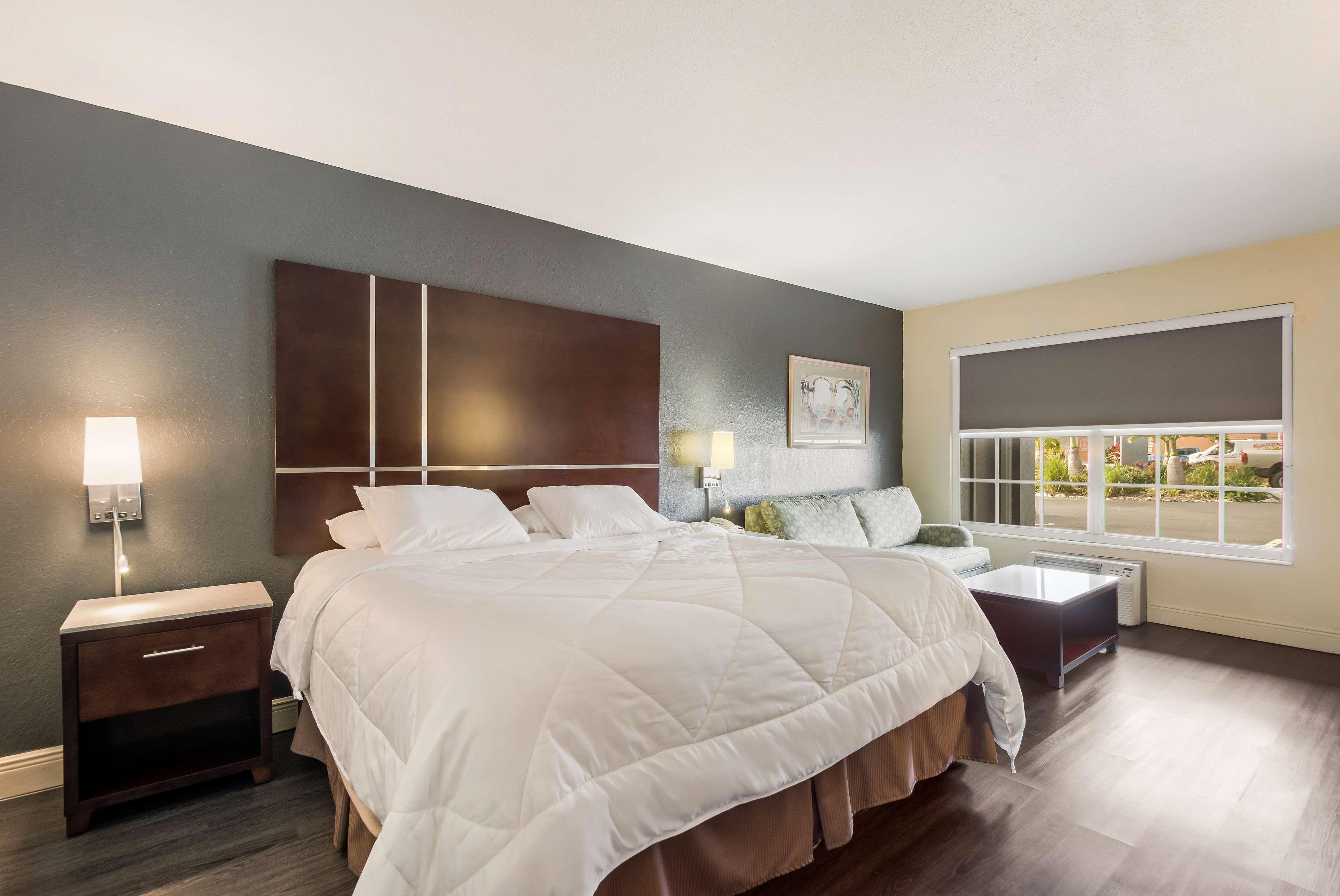 Surestay By Western Lido Hotel 2*