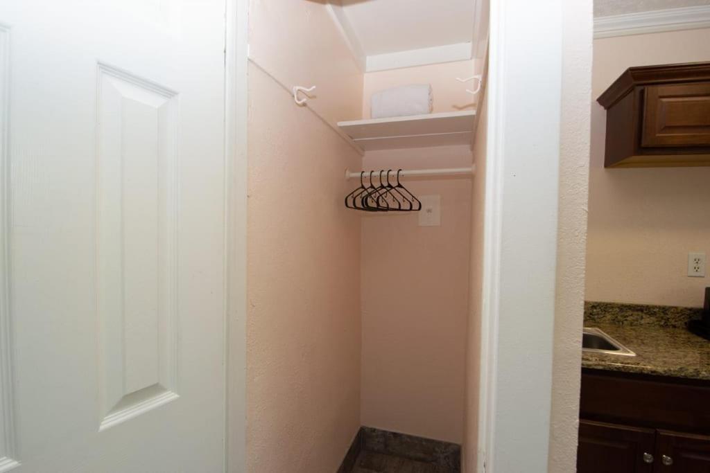 Apartment Located By The Beach 1 Bedroom With Parking And Pool