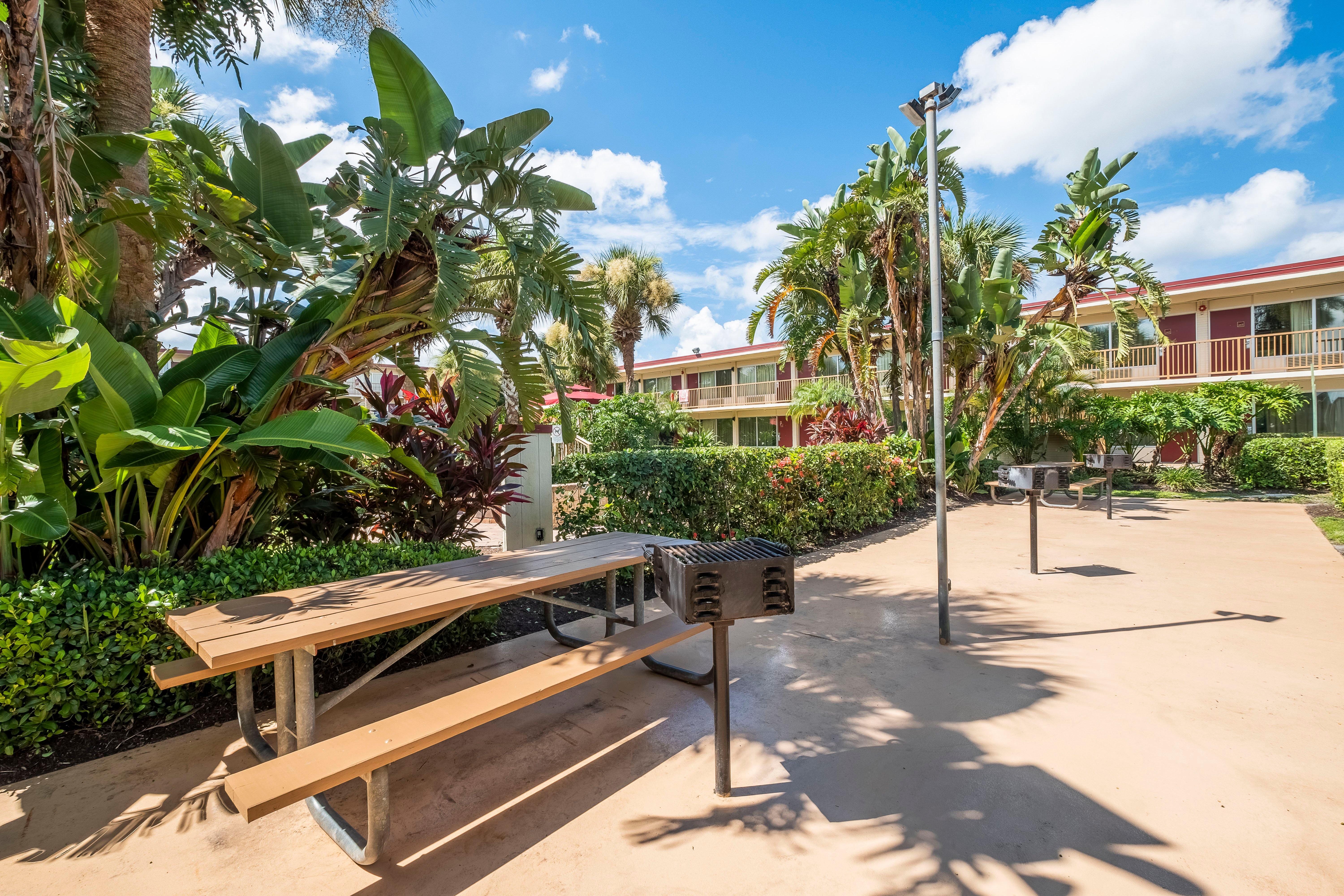 Red Roof Plus+ & Downtown-5th Ave S Hotel 3*