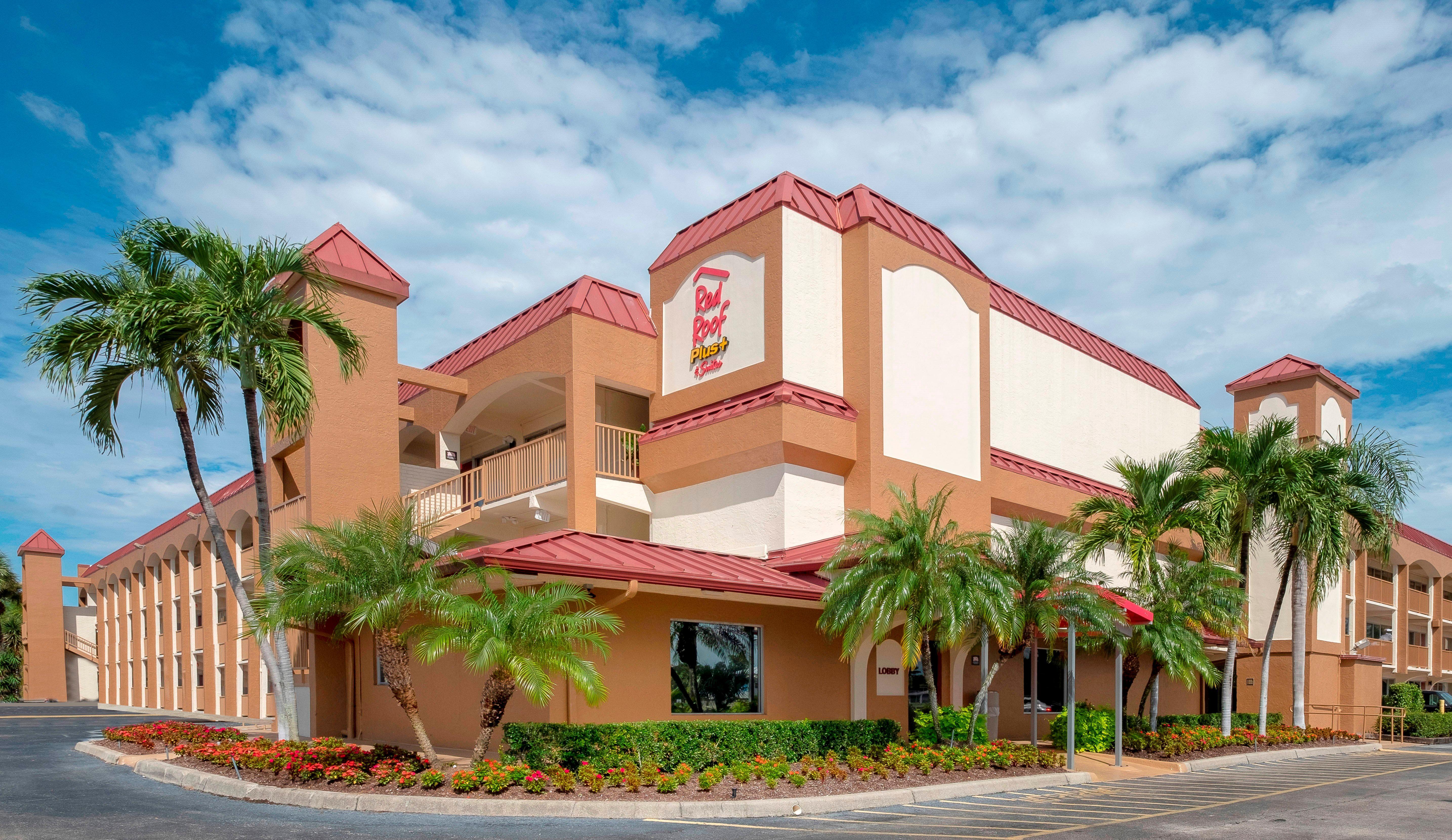 Hotel Red Roof Plus+ & Downtown-5th Ave S Naples