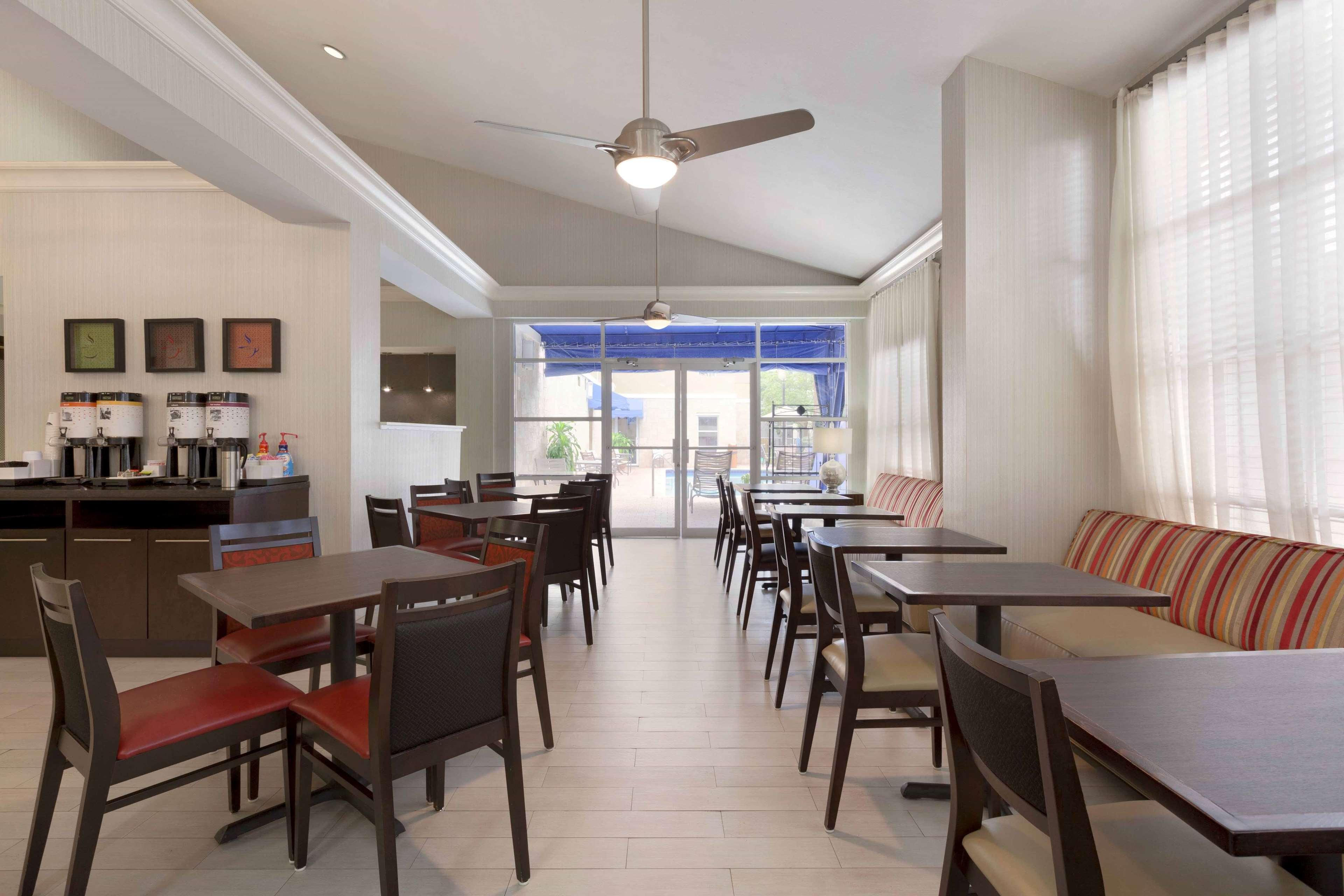 Hampton & Lauderdale Airport Hotel 3*