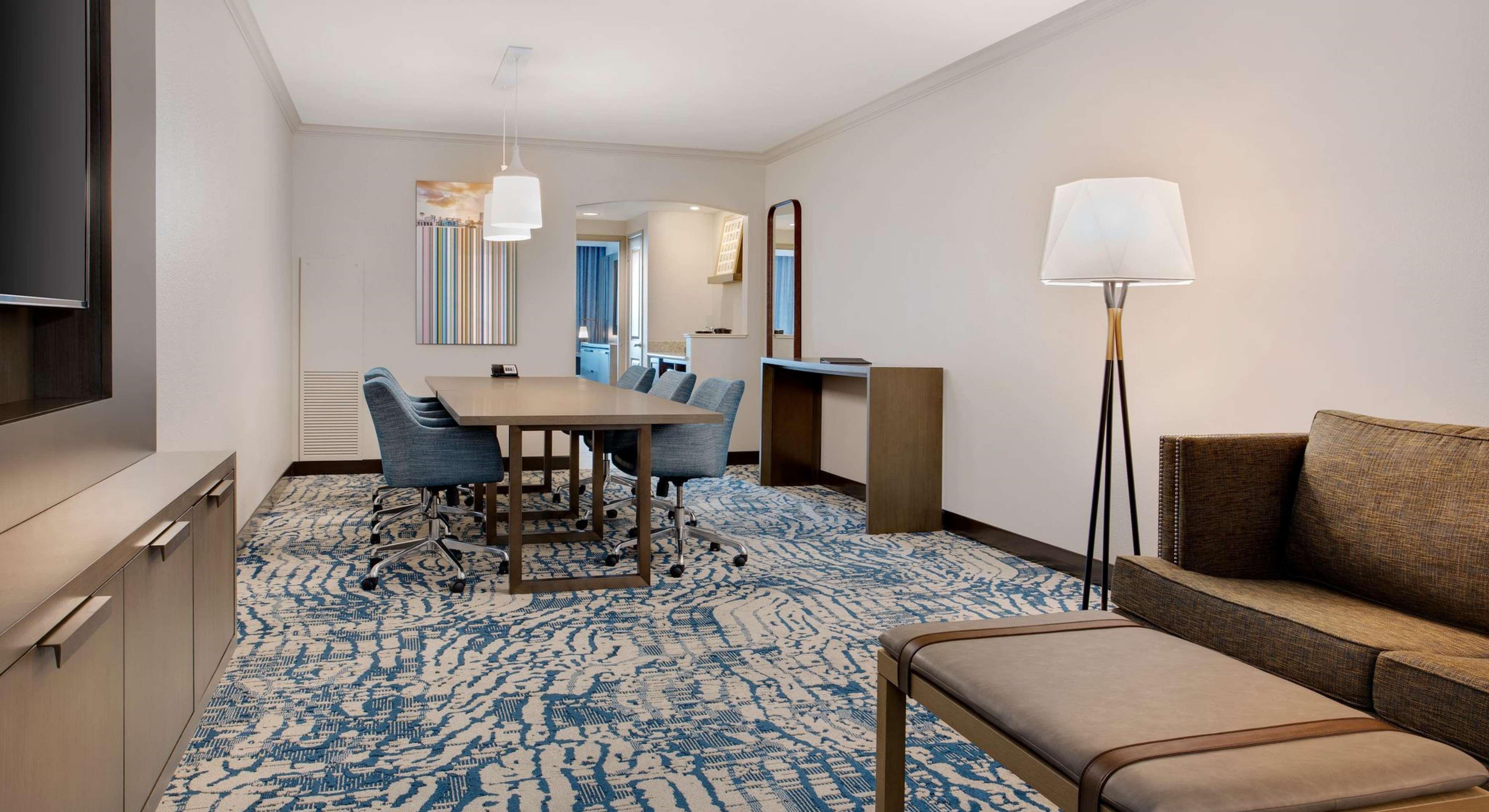 Hotel Embassy By Hilton Downtown Convention Center 4*