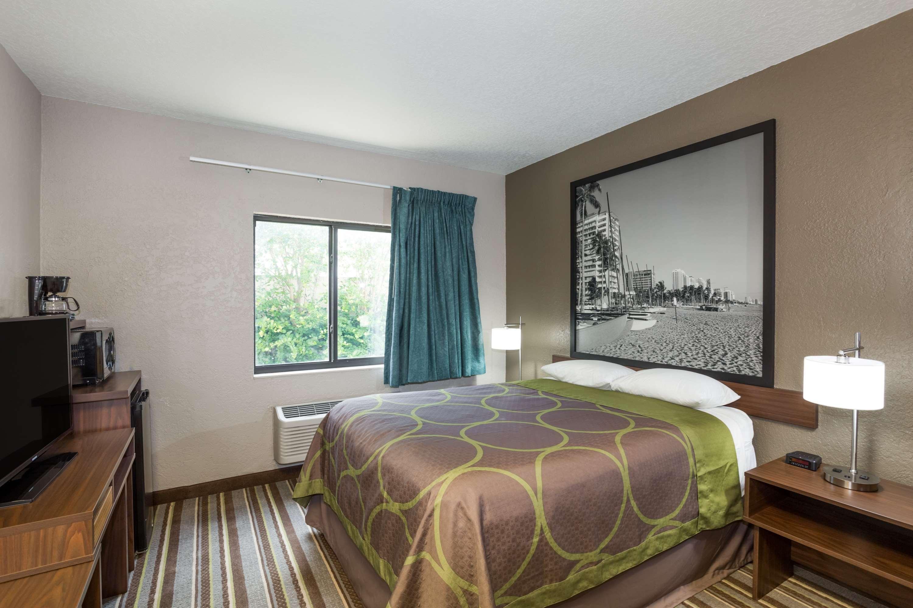 Hotel Super 8 By Wyndham Pompano