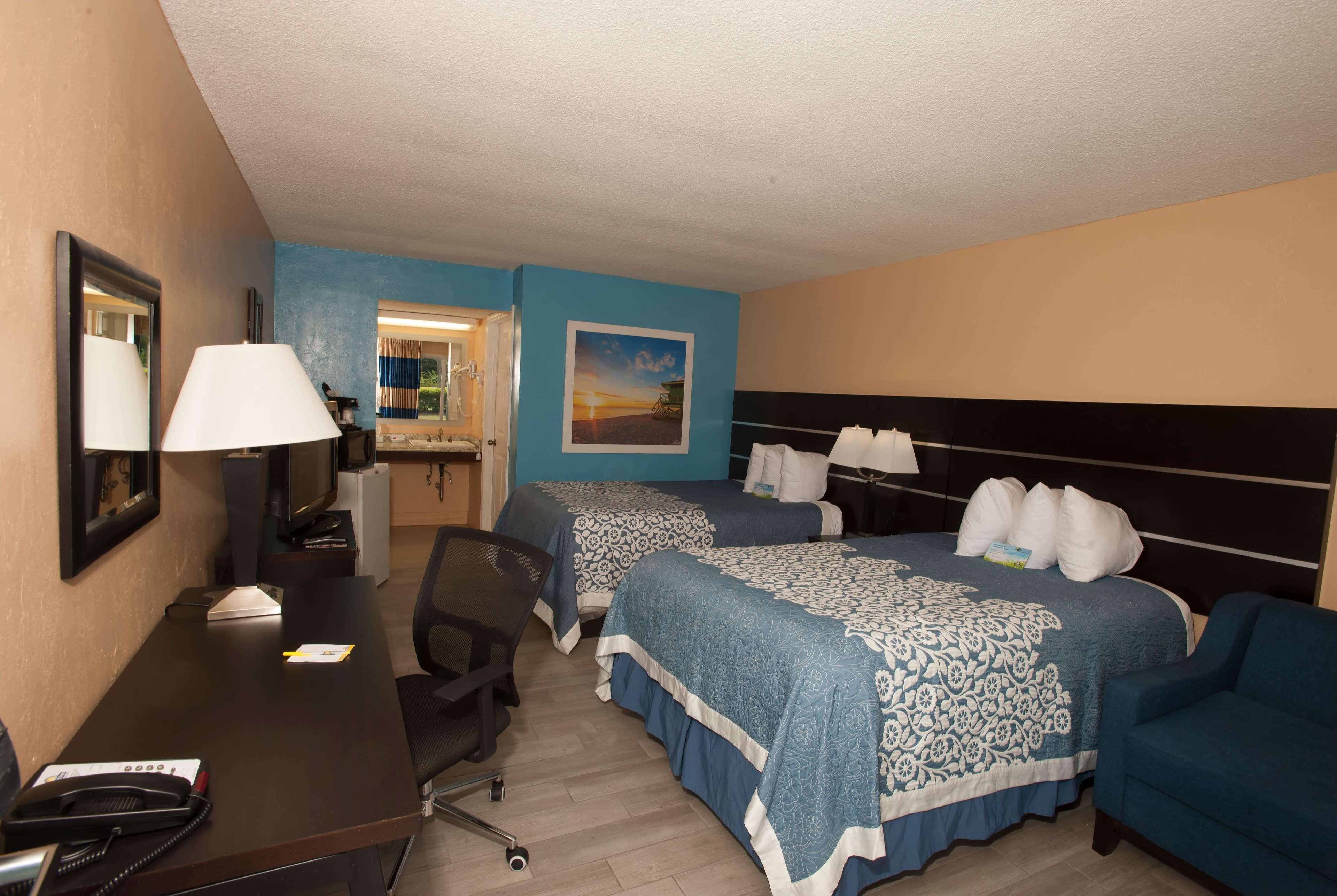 Days By Wyndham Myers Springs Hotel
