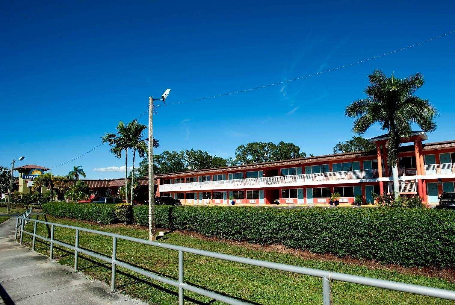 Days By Wyndham Myers Springs Hotel 2*