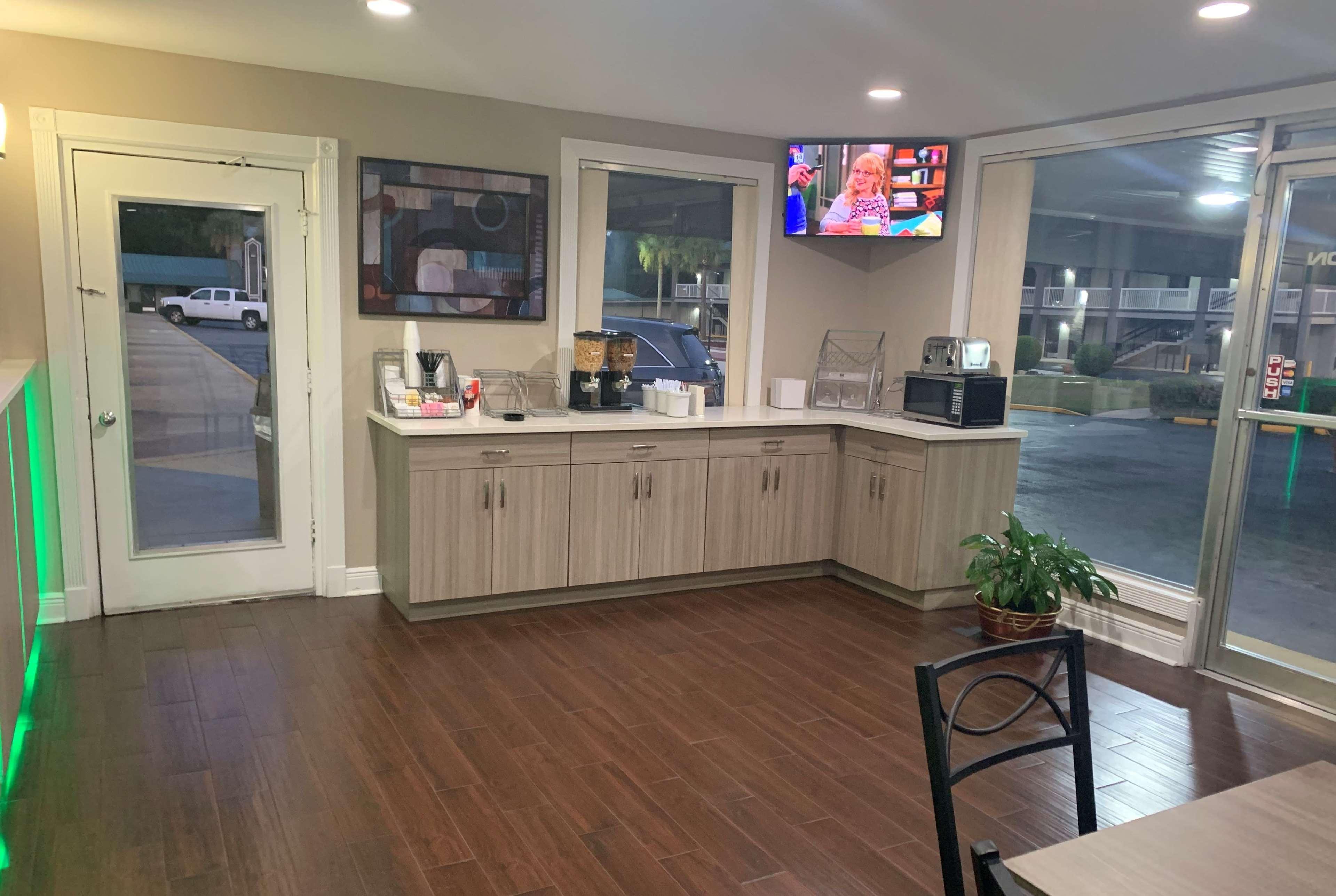 Super 8 By Wyndham Nas Area Motel