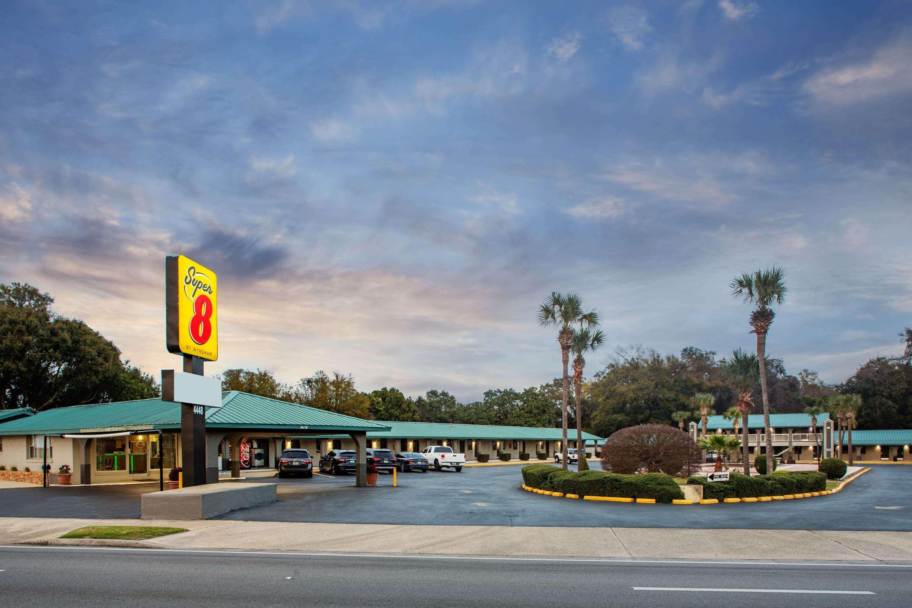 Super 8 By Wyndham Nas Area