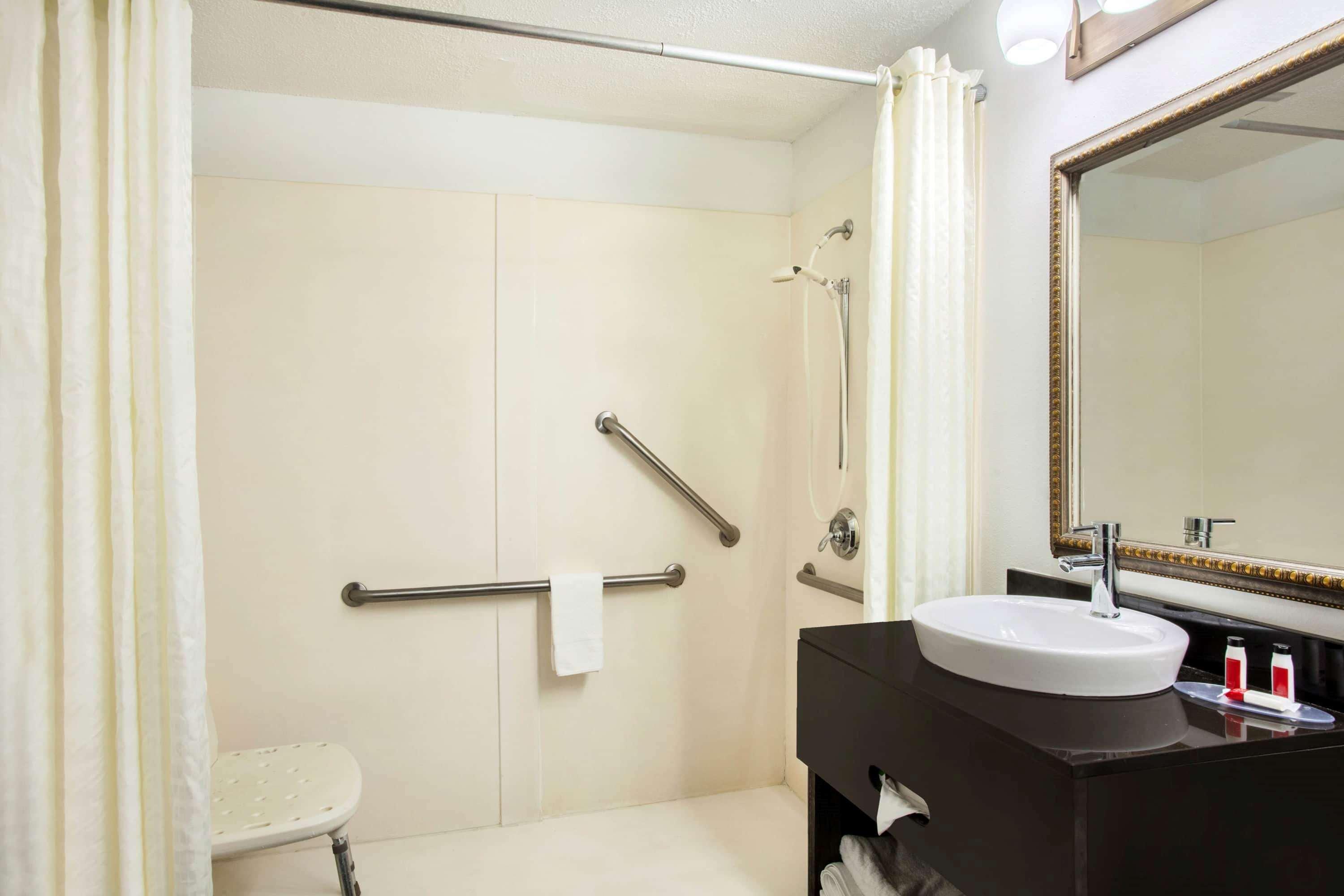 Super 8 By Wyndham Hotel