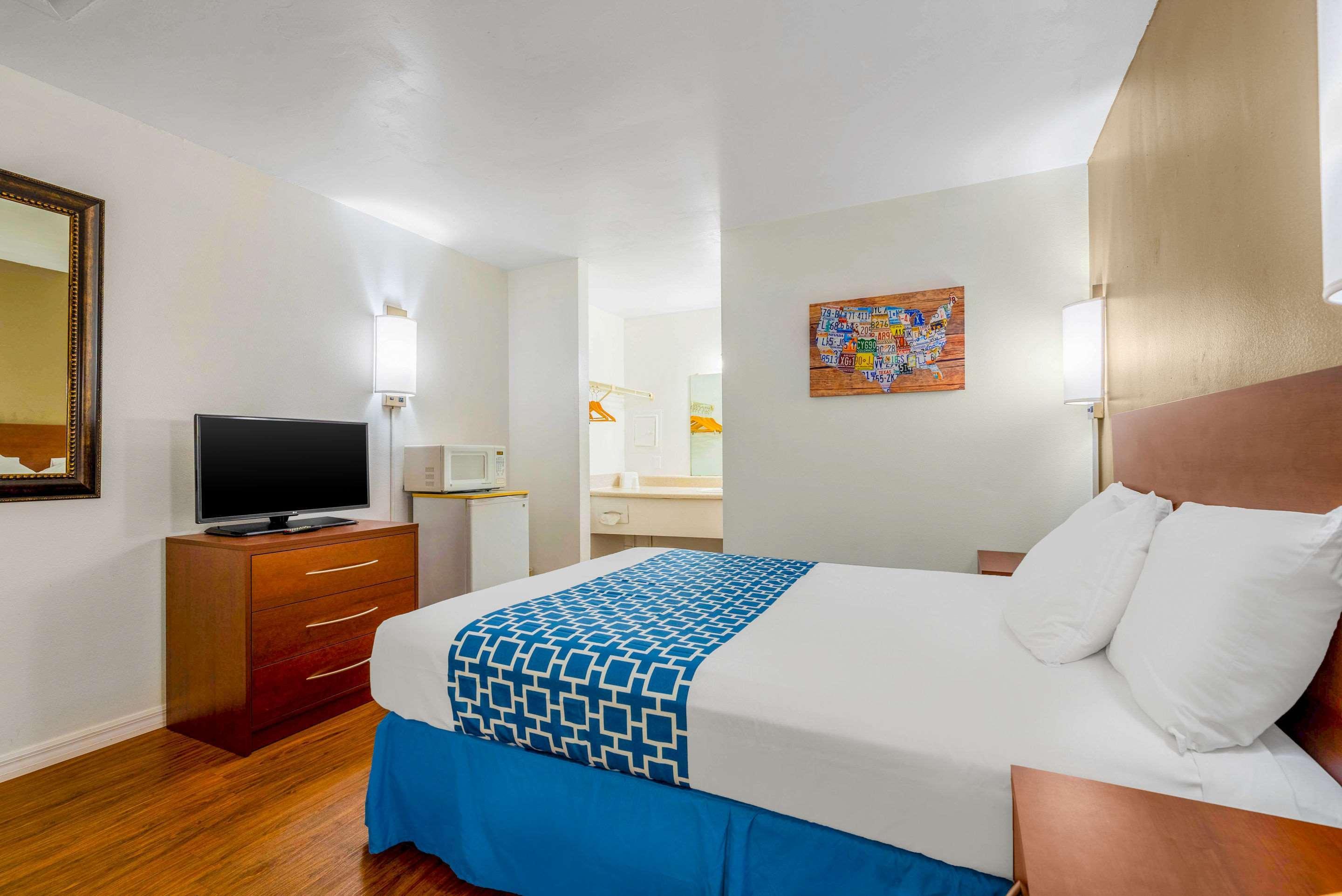 Econo Lodge *
