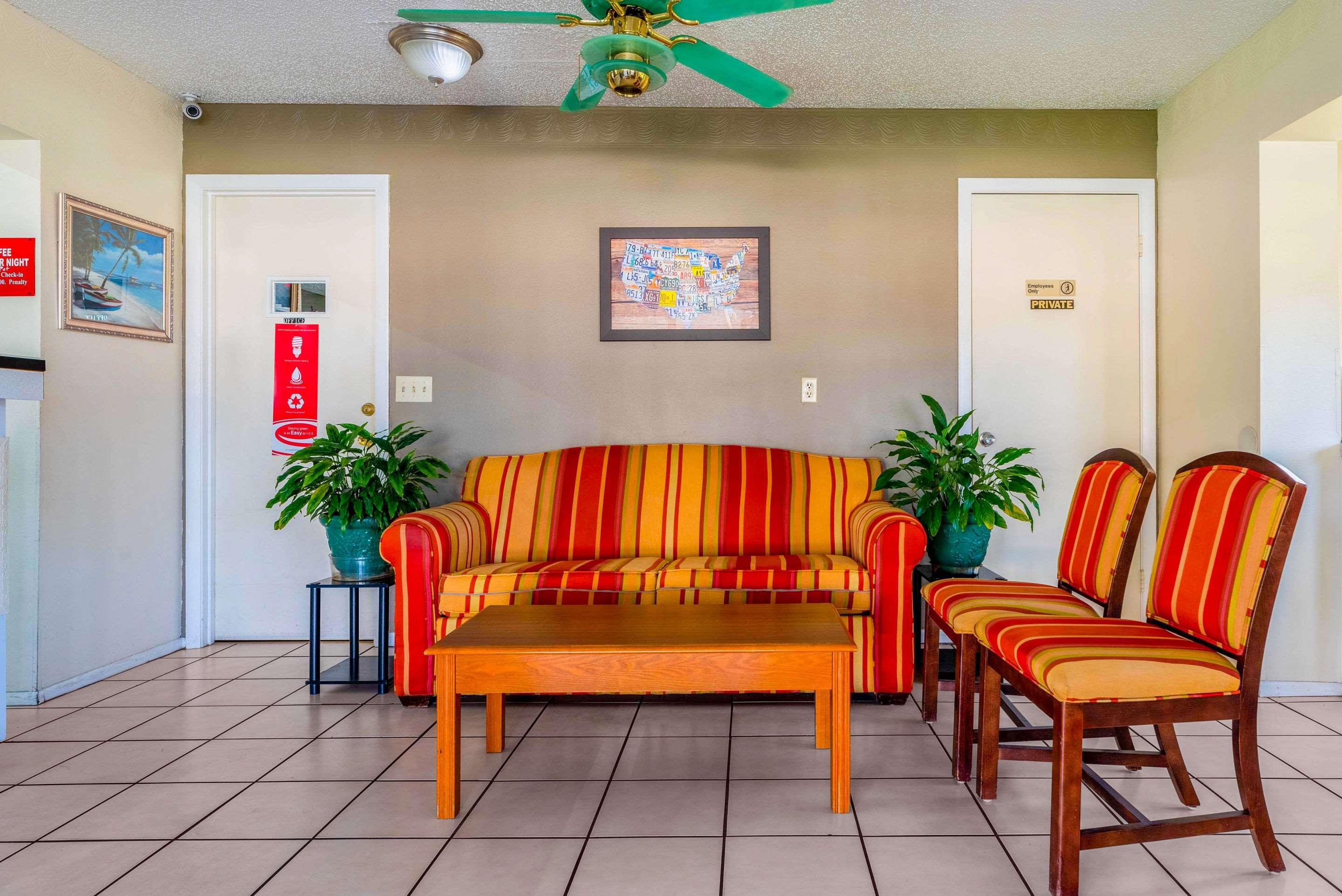 Econo Lodge *