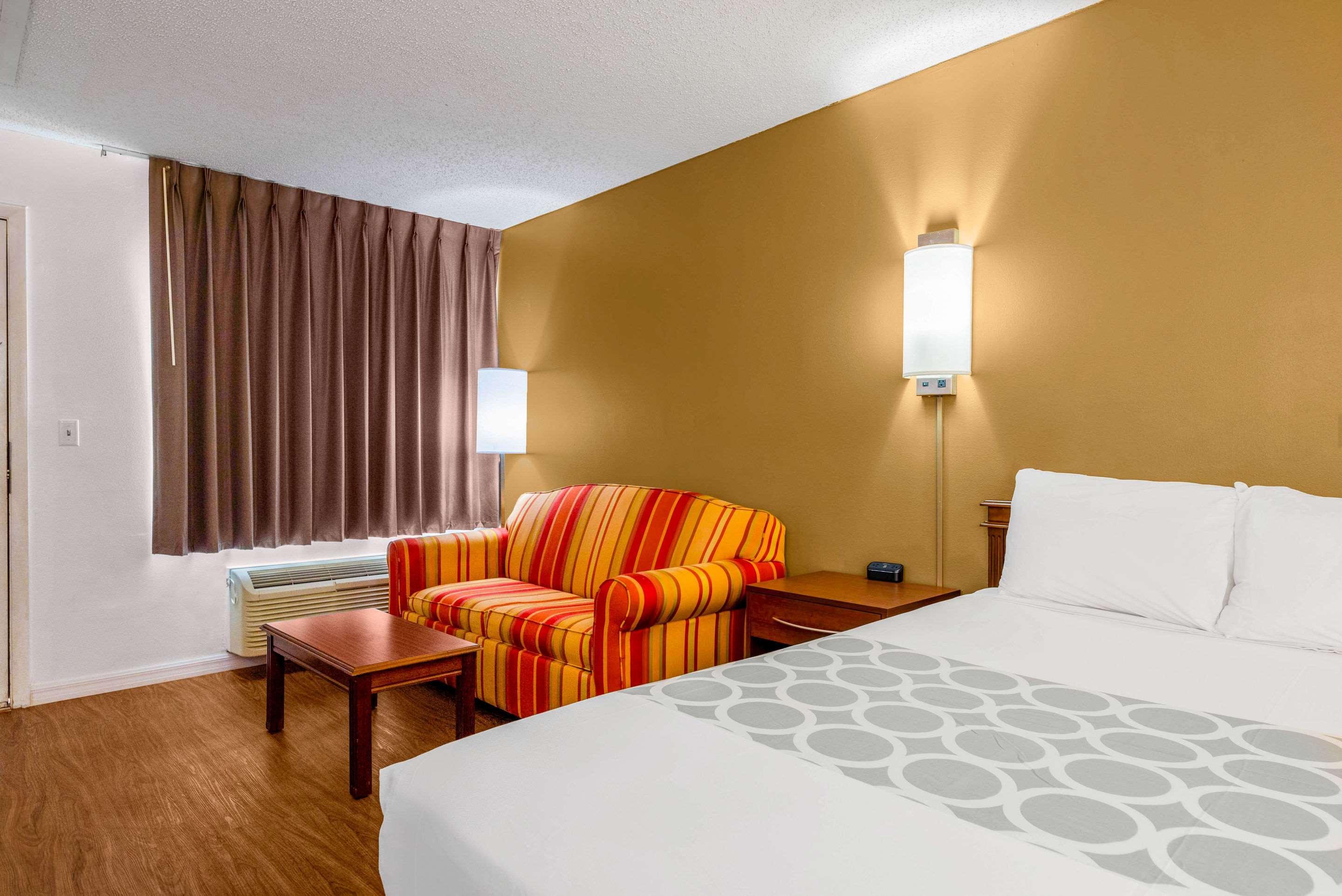 Econo Lodge *
