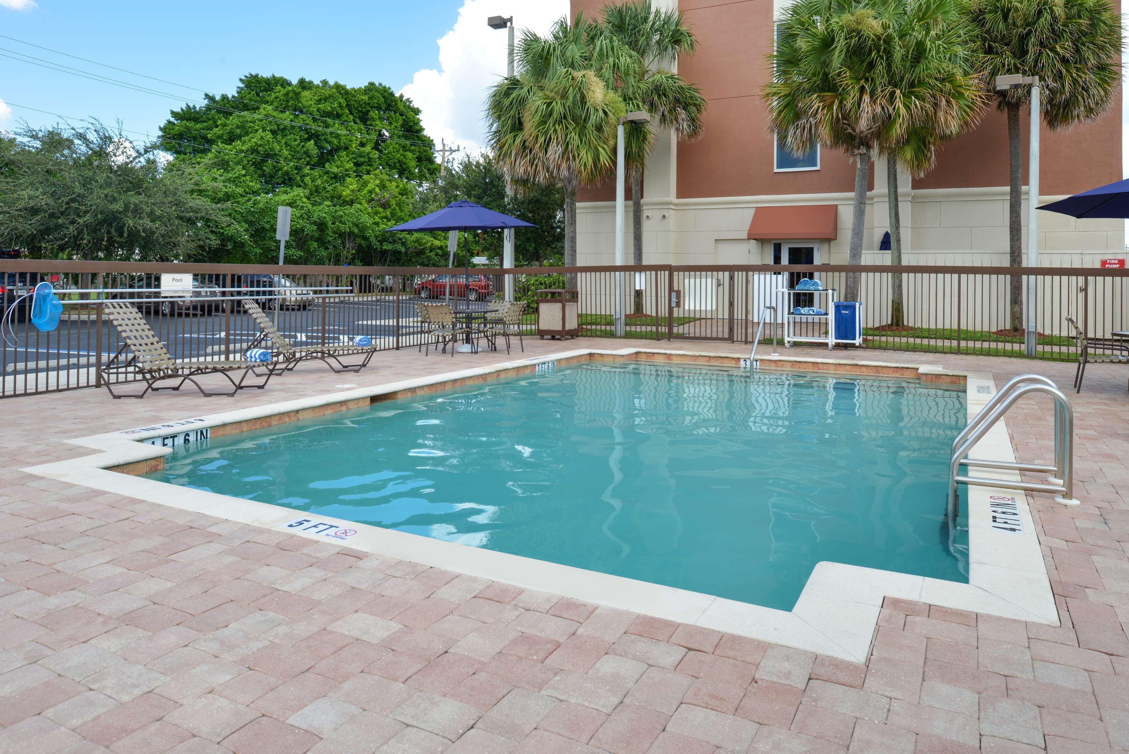 Hampton & / Myers Hotel 3*