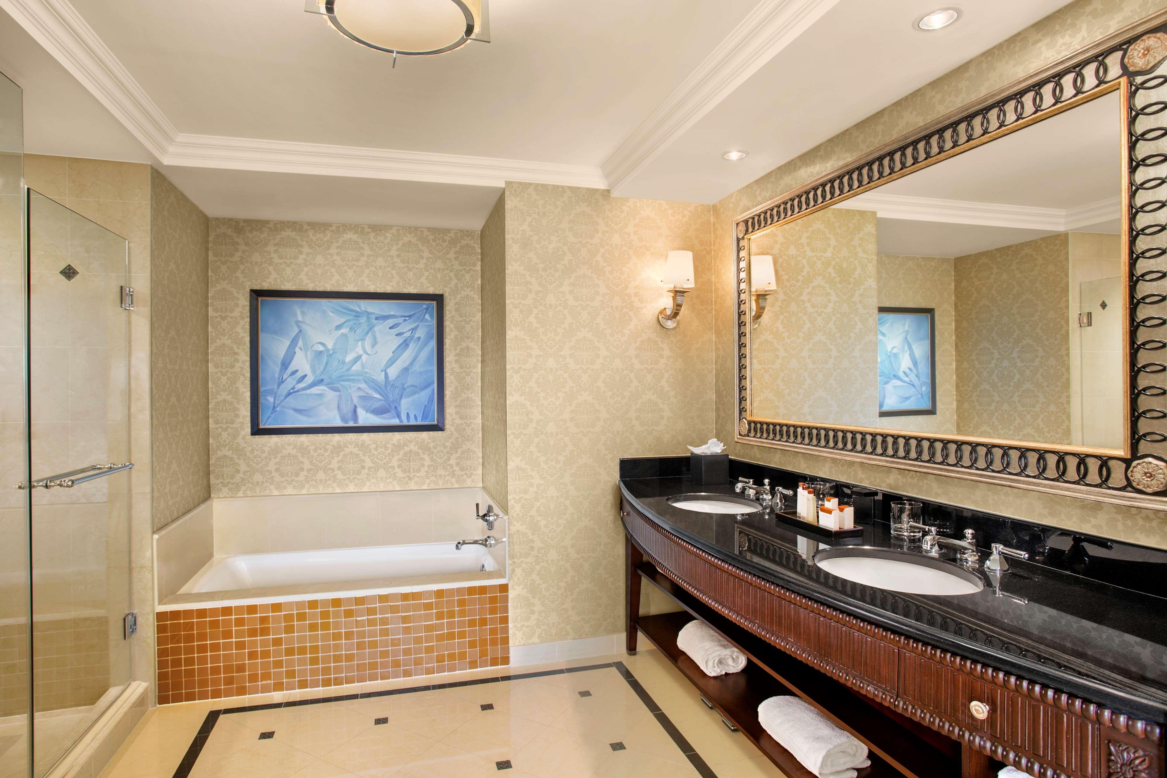Waldorf Astoria Orlando - An Official Walt World 5* Lake Buena Vista