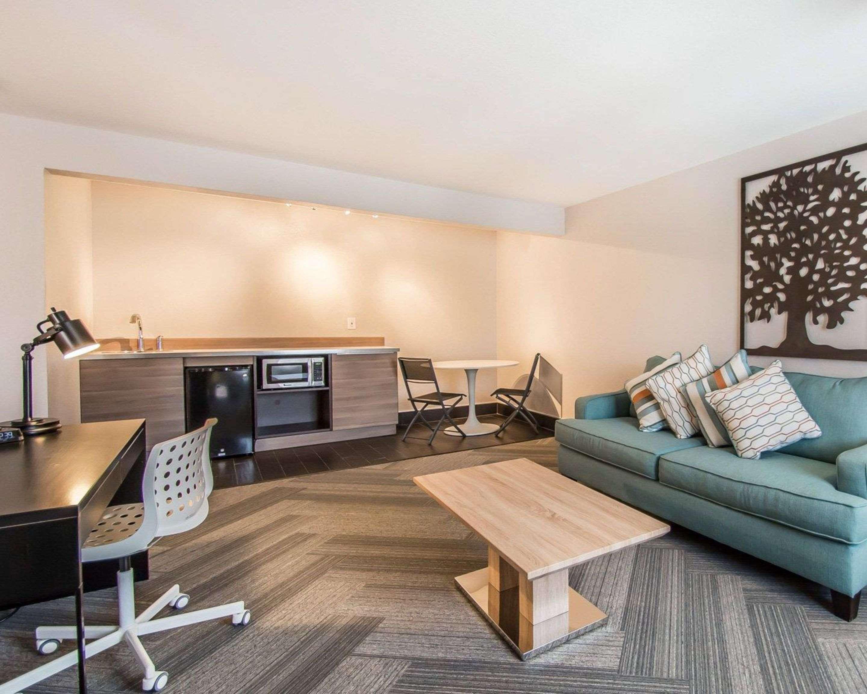 Hotel Quality & By The Parks 3*