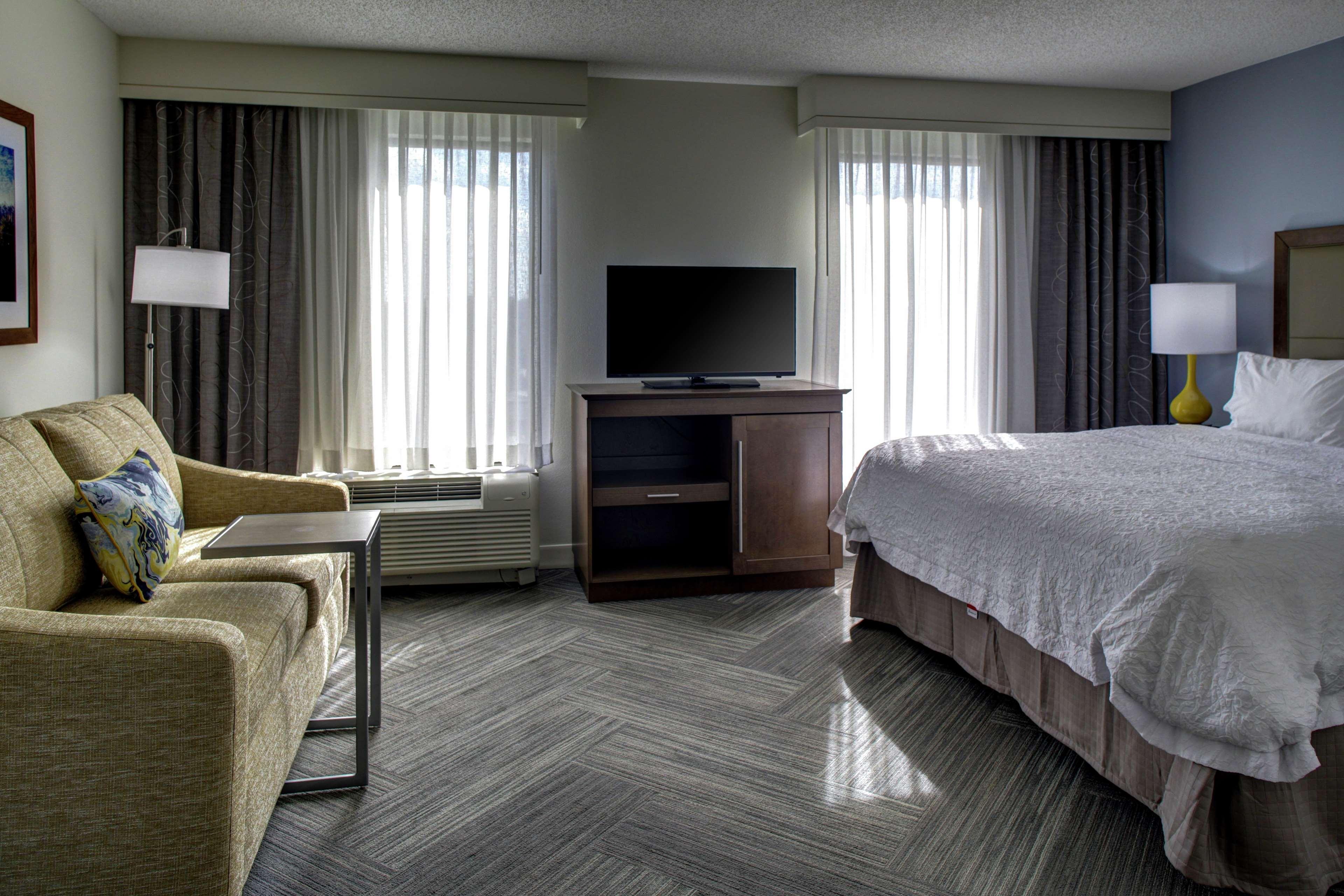 Hotel Hampton & At Mary Colonial Townpark
